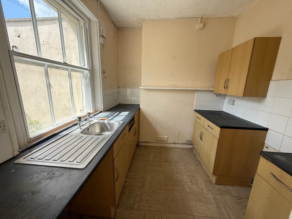 Lot: 110 - THREE-BEDROOM END-TERRACE COTTAGE FOR IMPROVEMENT - Kitchen with window to the rear overlooking the yard